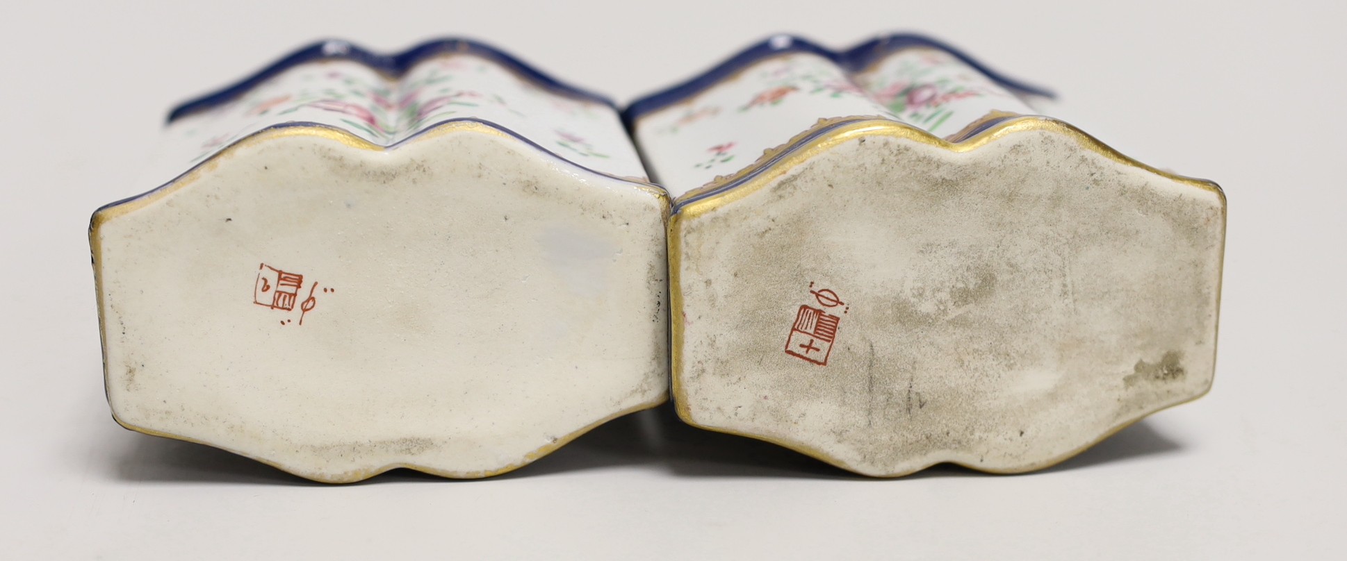 A pair of Paris porcelain armorial porcelain tea caddies, in Chinese style, 12.5cm high